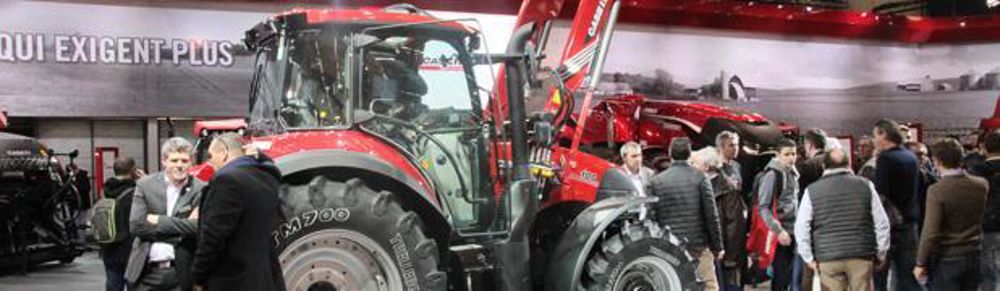 CASE LUXXUM : un petit tracteur bien équipé. Dans cette gamme de petites puissances (97 à 117 ch), Case propose trois modèles de tracteurs destinés aux éleveurs. Le moteur à 4 cylindres de 3,4 l possède une plage de puissance constante de 500 tr/min. La transmission d’origine ZF compte 32 rapports avant et arrière, avec inverseur au volant sur lequel le chauffeur peut choisir la réactivité. Cette boîte de vitesses est robotisée : c’est le tracteur qui choisit le rapport le plus adapté à la plage